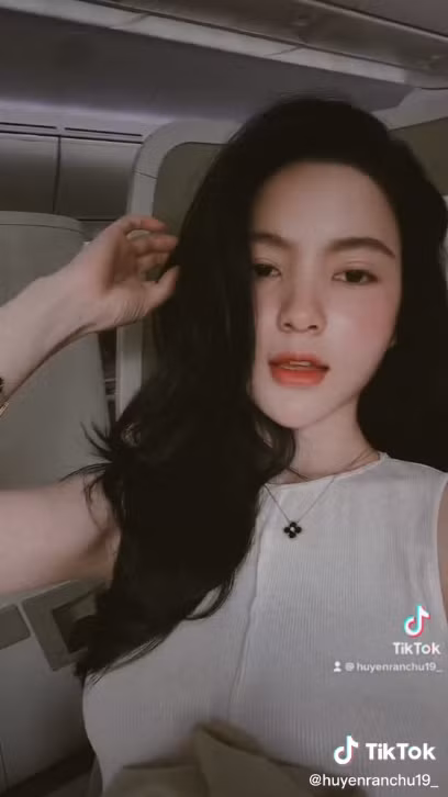 Về phía nàng WAG Chu Thanh Huyền, cô trước đó gây chú ý khi chia sẻ hình ảnh ngồi trên máy bay, được cho tức tốc vào TP HCM để gặp gỡ Quang Hải sau khi nam cầu thủ từ Pháp trở về.