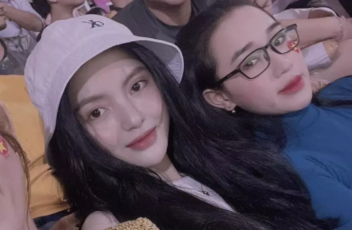 Xuất hiện tại hàng ghế khán giả, bạn gái Quang Hải thu hút mọi ống kính với nhan sắc rạng rỡ. Cô nàng nhanh chóng lọt vào tầm ngắm của nhiều khán giả tại đây.