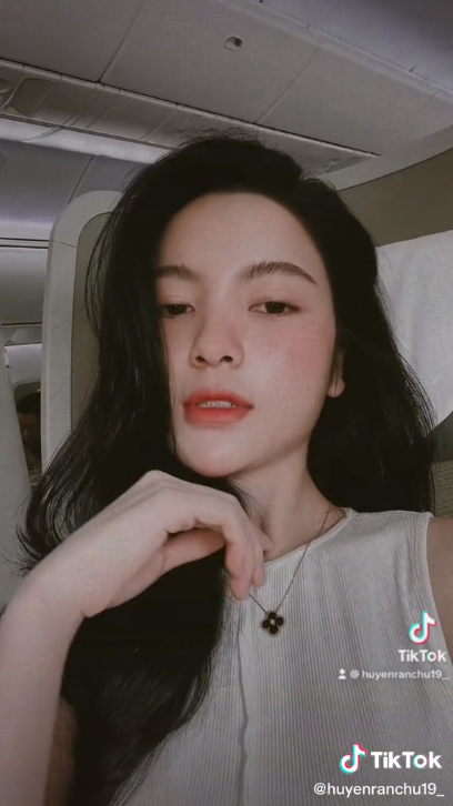 Giống như mọi lần, Chu Thanh Huyền lảng tránh những câu hỏi liên quan tới bạn trai.