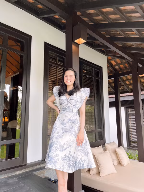 Vóc dáng thon thả sau sinh của bà xã Duy Mạnh khiến nhiều người bất ngờ.