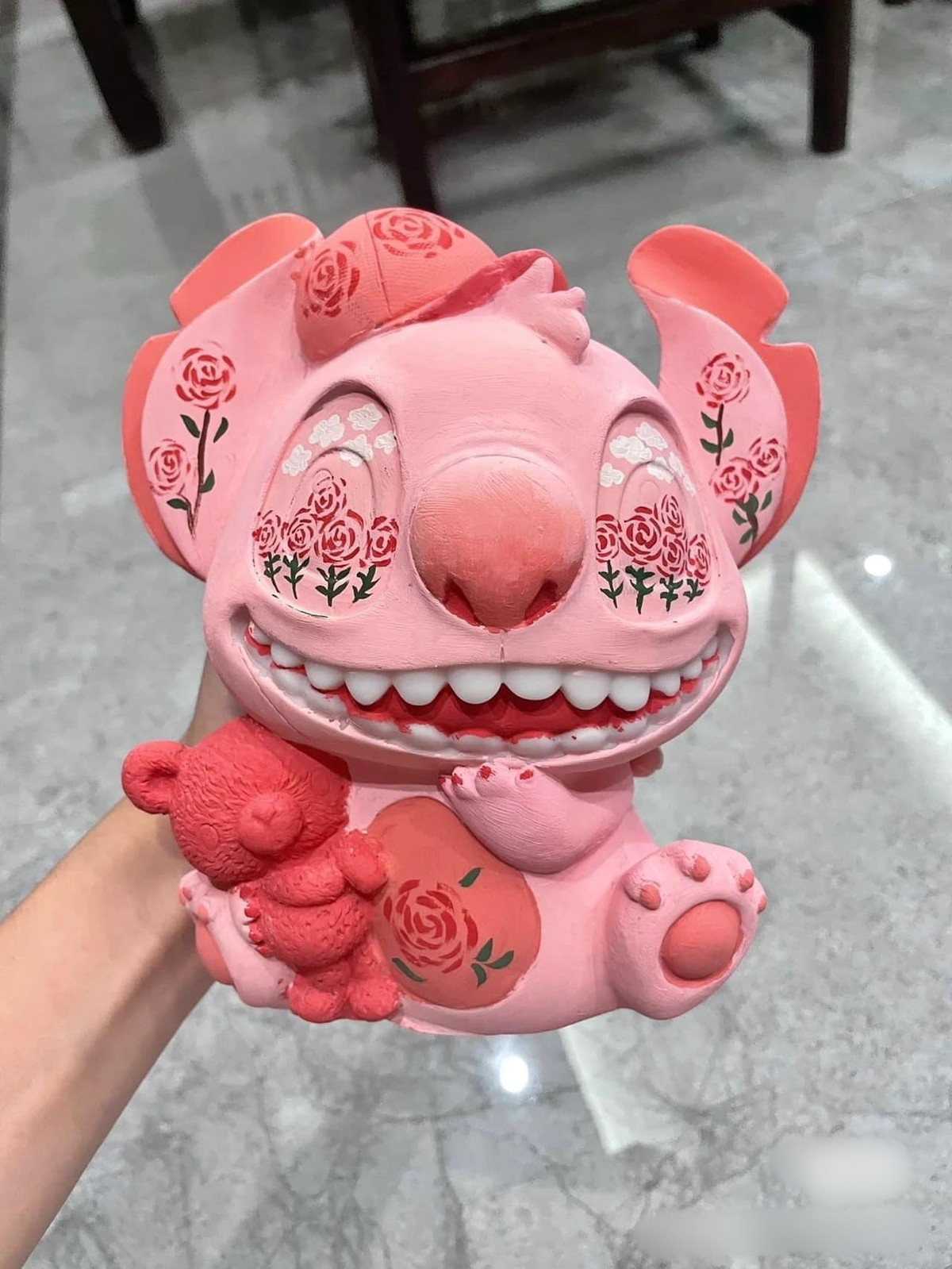 Với những bức tượng với giá chỉ từ 30.000 - 60.000 đồng một bức tượng kèm theo màu nước, các bạn trẻ đã có thể trở thành “họa sĩ” nghiệp dư trong thế giới sắc màu.