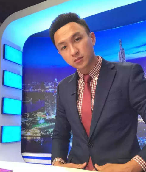 Theo đó, anh bày tỏ trên Facebook: "Dù gì cũng là một nam nhân chuyển giới thành nữ mà cứ ngồi sóng truyền hình chỉ bảo phụ nữ thuần chủng cách giữ đàn ông, chinh phục giai. Hơi sai và xa giới hạn, kỳ kỳ". Dòng trạng thái này của Việt Phong ngay lập tức vấp phải những ý kiến trái chiều. Ảnh: Tổng hợp