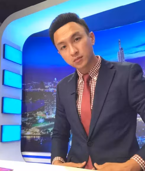 Theo đó, anh bày tỏ trên Facebook: "Dù gì cũng là một nam nhân chuyển giới thành nữ mà cứ ngồi sóng truyền hình chỉ bảo phụ nữ thuần chủng cách giữ đàn ông, chinh phục giai. Hơi sai và xa giới hạn, kỳ kỳ". Dòng trạng thái này của Việt Phong ngay lập tức vấp phải những ý kiến trái chiều. Ảnh: Tổng hợp