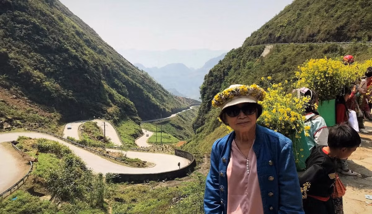 Theo chia sẻ trên Phụ nữ Việt Nam, ông Mong Phước Minh chia sẻ, chuyến đi đầu tiên ông và vợ đã di chuyển bằng chiếc xe máy Deahan mua từ năm 1990. Đồng thời, ông bà cũng chuẩn bị đủ thuốc men, áo mưa, dù, đèn pin, nồi cơm mini… cho chặng đường dài. Ảnh: Phụ nữ Việt Nam