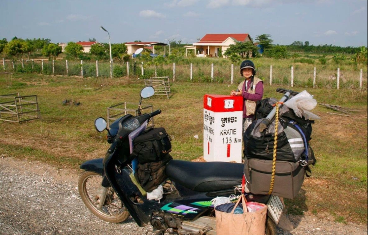 Và với ông Minh, chỉ cần vợ ngồi sau lưng, ông có thể lái xe đi bất kì đâu. Ảnh: Dân Trí