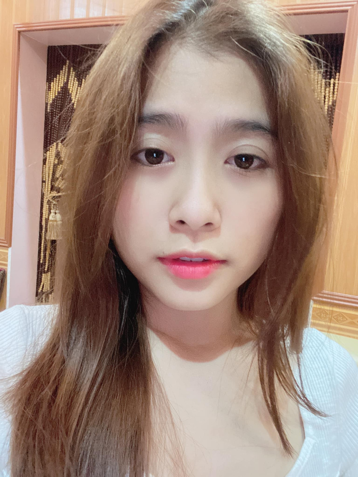 Đính kèm ảnh, cô nàng không nói gì mà chỉ để một icon dùng tay che miệng. Còn dưới bình luận bài viết, nữ streamer thoải mái kêu gọi mọi người subscribe kênh cho mình.