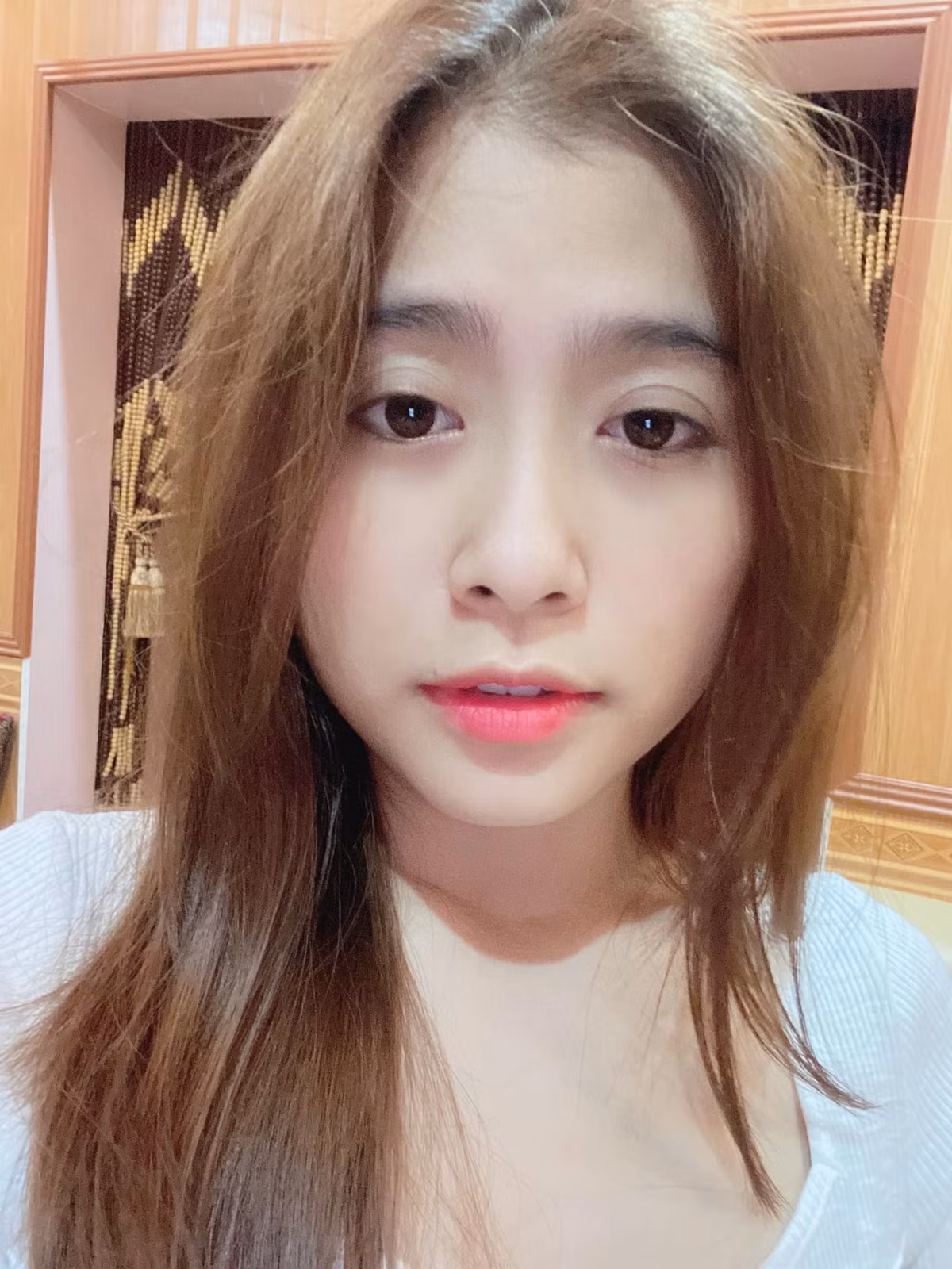 Đính kèm ảnh, cô nàng không nói gì mà chỉ để một icon dùng tay che miệng. Còn dưới bình luận bài viết, nữ streamer thoải mái kêu gọi mọi người subscribe kênh cho mình.