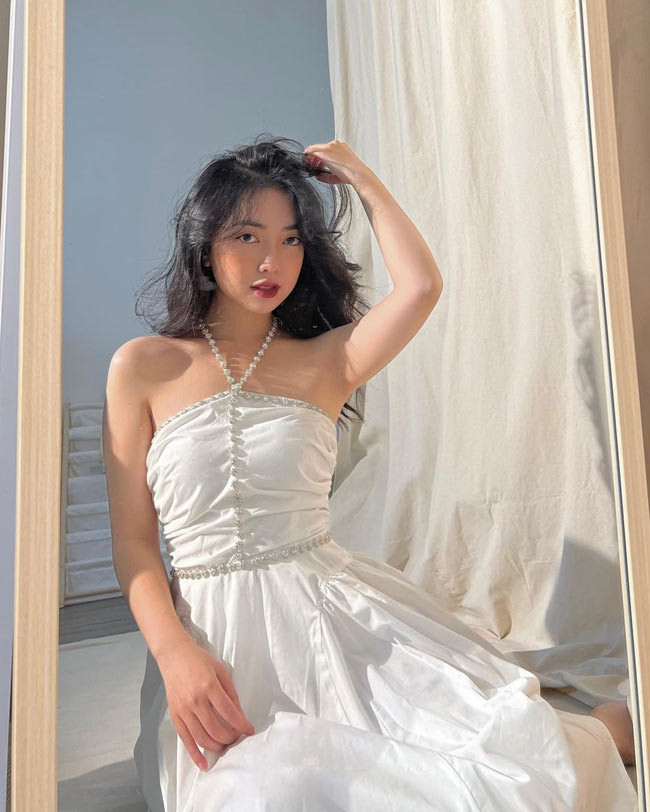 Ngoài ra, nàng hot girl sở hữu gương mặt ưa nhìn, đôi mắt to tròn, mũi cao, da trắng. Dân mạng dành nhiều lời khen về nhan sắc ngày càng thăng hạng của cô.