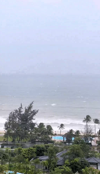 Đoạn clip này đã chia sẻ lại chuyện đi du lịch gặp bão Noru của cô đang vướng nhiều ý kiến trái chiều vì có những câu không phù hợp, chẳng hạn như: "Lần đầu tiên mình được đón bão cùng với Đà Nẵng, cảm giác hồi hộp ghê".