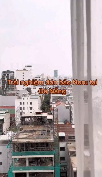 Tuy nhiên mới đây cư dân mạng đang tranh cãi, quan tâm đến đoạn clip của một nữ TikToker. Cụ thể cô gái này đã thực hiện đoạn clip ghi lại cảnh đón bão Noru ở Đà Nẵng.