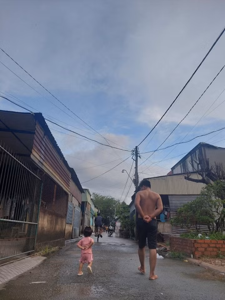 Hình ảnh cho thấy ra đường không sợ lạc mất vì nhìn phát là biết ngay con mình.