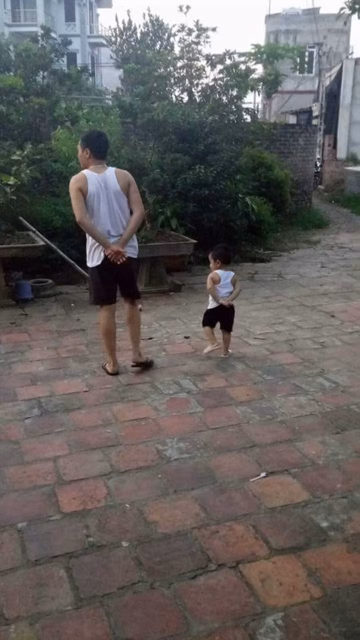 Đôi lúc những cử chỉ, hành động và biểu cảm của một số cô nhóc, cậu nhóc quá giống với hình ảnh của bố khiến nhiều người không thể tin được.