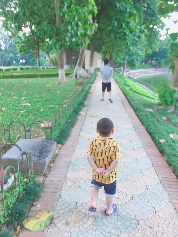 Không những giống ở ngoại hình, tính cách, mà cha và con trai còn giống từ ánh mắt đến nụ cười, từ cái đầu "tổ quạ" cho đến tướng ngủ.