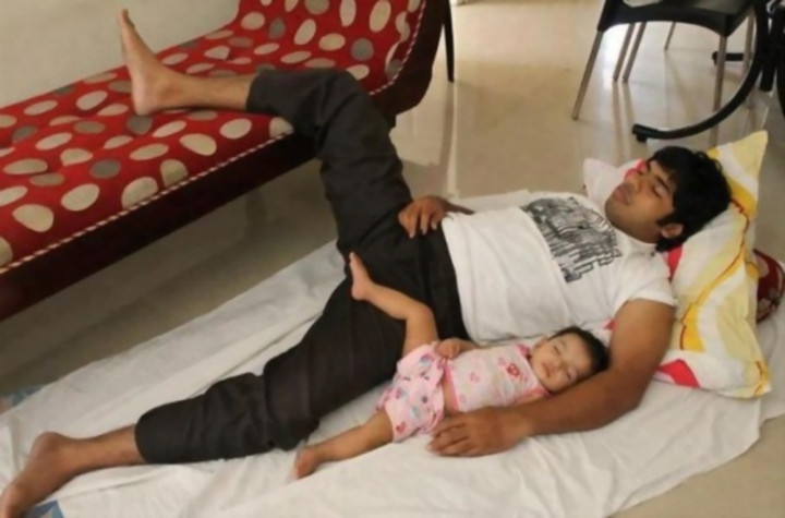 Dáng ngủ của cặp cha con này quá giống nhau, không cần xét nghiệm ADN cũng biết là ruột thịt.