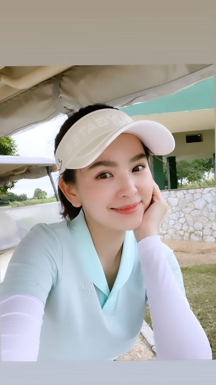 Trên trang cá nhân, Phi Huyền Trang thường xuyên chia sẻ hình ảnh tập luyện. Nếu không có thời gian đến phòng gym cô sẽ tự rèn luyện tại nhà.