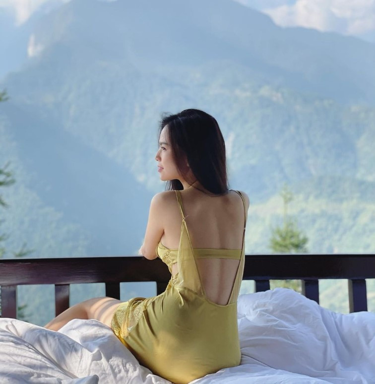 Phi Huyền Trang được biết đến với tư cách hot girl, diễn viên. Cô từng là thành viên của nhóm hài nổi tiếng trên YouTube Ghiền Mì Gõ.