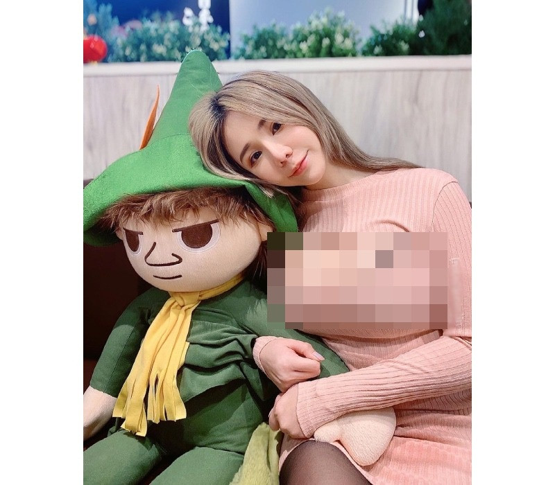 Trong đó, phần lớn các set đồ được cô lựa chọn đều tập trung vào việc tôn lên ưu điểm “vòng một” gợi cảm của mình.