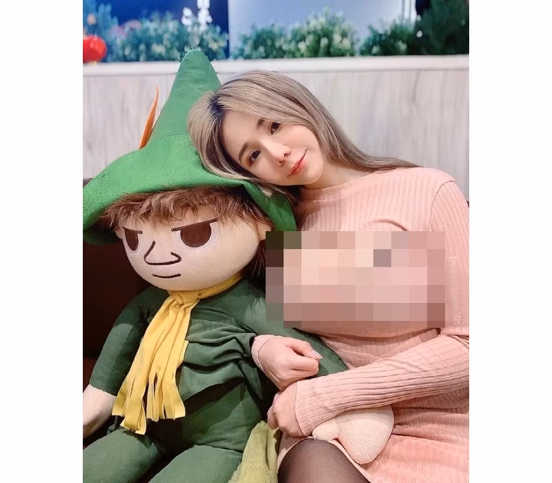 Trong đó, phần lớn các set đồ được cô lựa chọn đều tập trung vào việc tôn lên ưu điểm “vòng một” gợi cảm của mình.