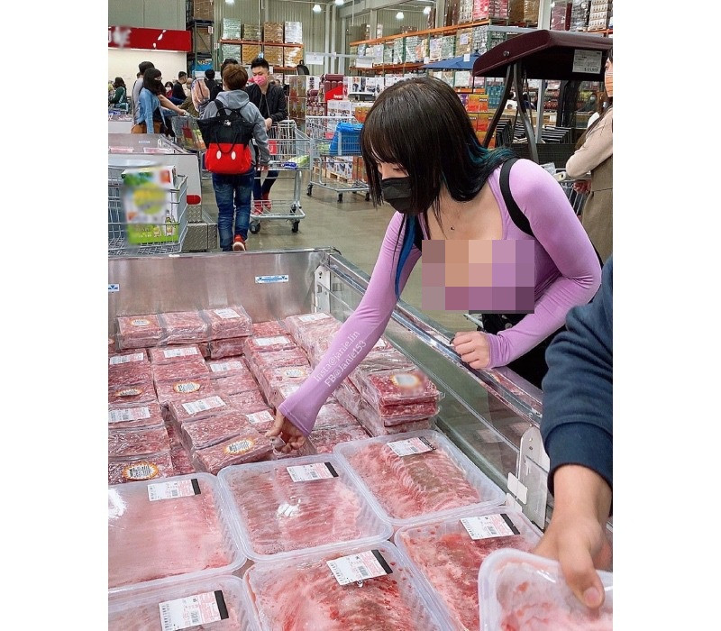 Điều khiến nhiều người ấn tượng nhất ở Janie Lin chính là cách ăn mặc hở hang lộ thềm ngực căng tròn, nảy nở.