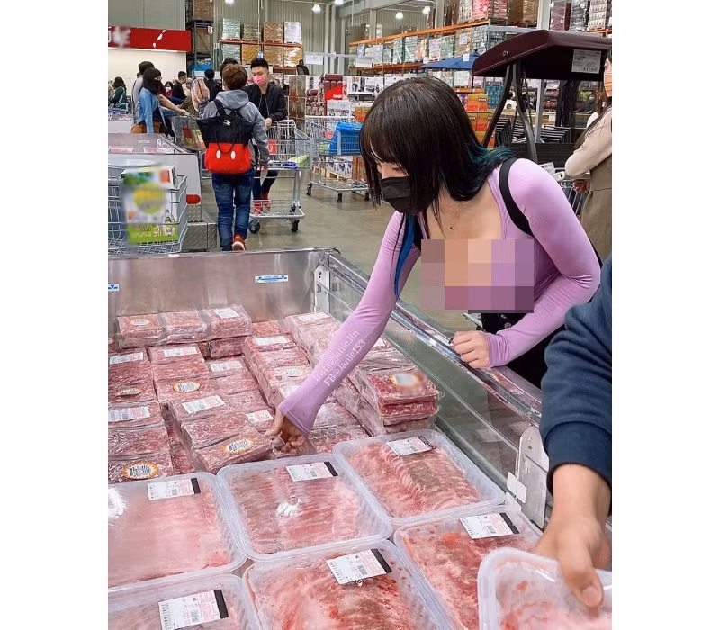 Điều khiến nhiều người ấn tượng nhất ở Janie Lin chính là cách ăn mặc hở hang lộ thềm ngực căng tròn, nảy nở.