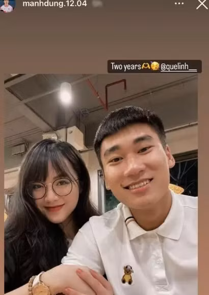 Mới đây, chàng cầu thủ gây chú ý đăng ảnh chụp cùng bạn gái trên mạng xã hội. Khoảnh khắc ghi lại cả hai tươi cười rạng rỡ, nàng hot girl còn tình tứ ôm lấy cánh tay bạn trai.