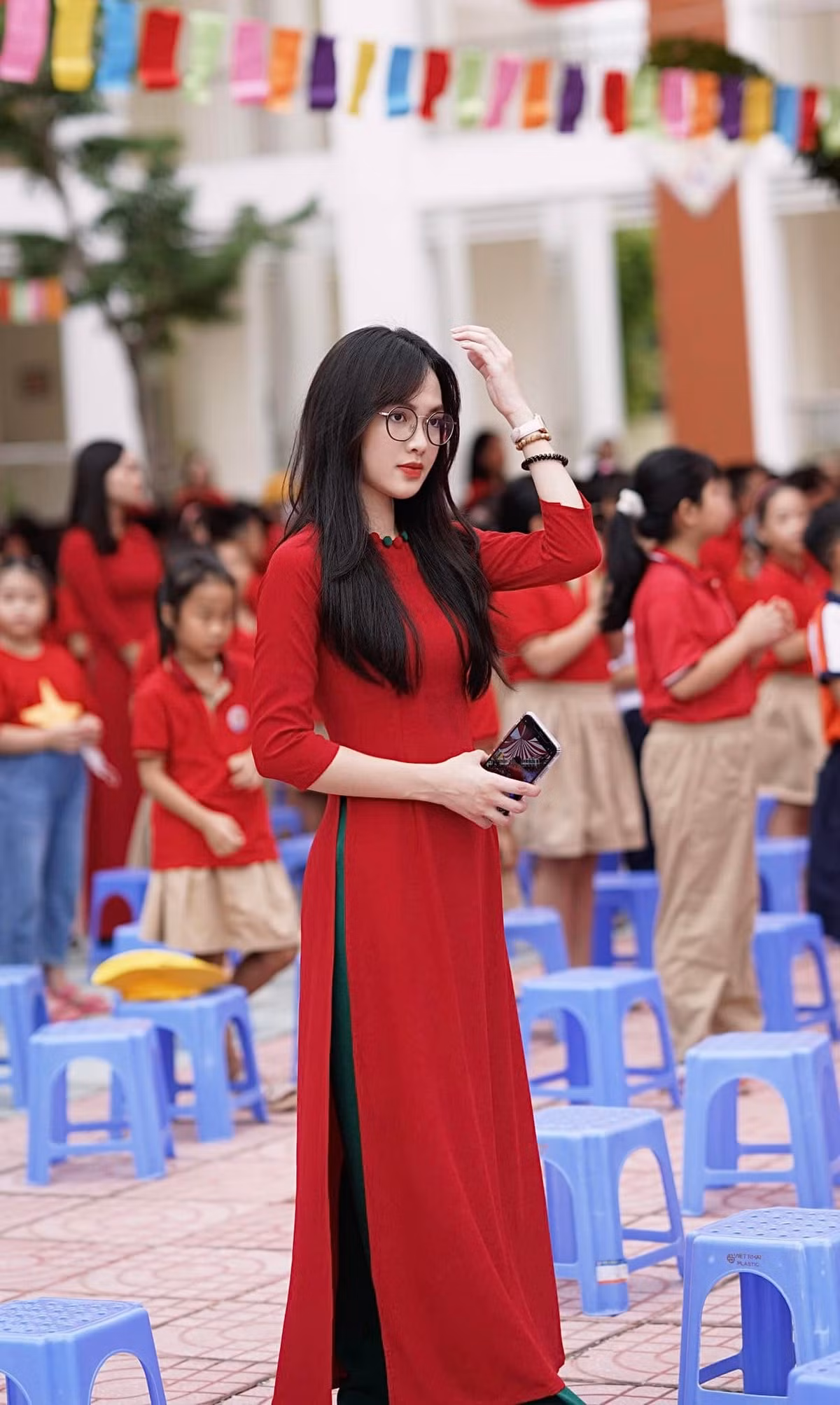 Quế Linh và Nhâm Mạnh Dũng bằng tuổi nhau. Cô tốt nghiệp khoa Giáo dục tiểu học chất lượng cao tại trường Đại học Thủ đô Hà Nội năm vừa rồi.