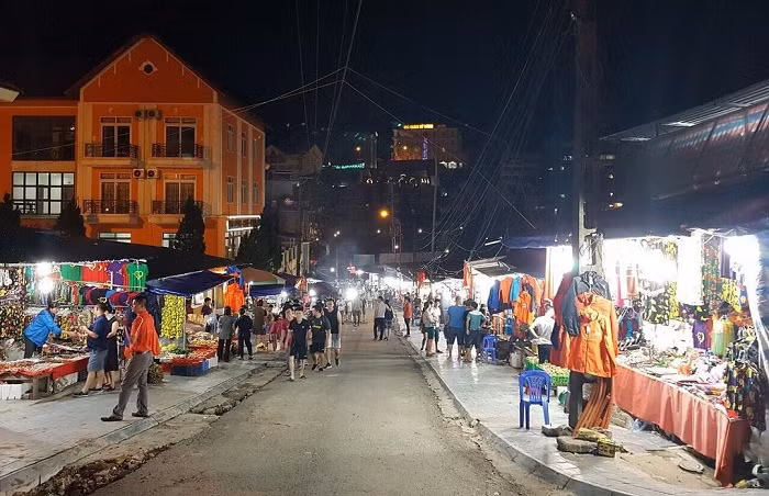 Giữa tiết trời buổi tối se lạnh, thưởng thức món nướng thơm phức, nóng hổi bên bếp than hồng thì quả là ngon “hết nước chấm”.