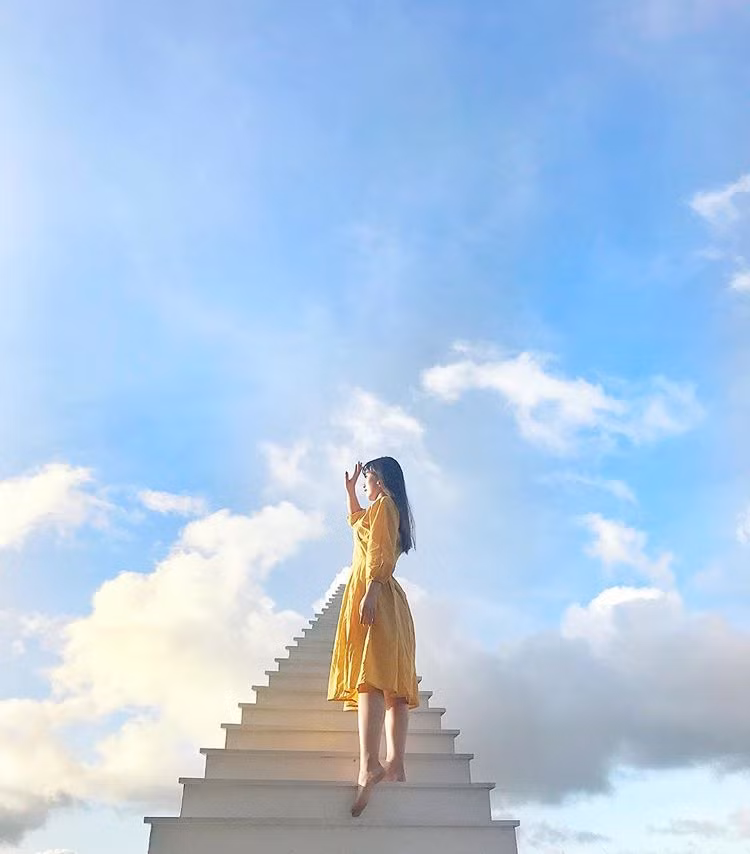 "Nấc thang lên thiên đường" hay "cầu thang vô cực" cũng là địa điểm được nhiều bạn trẻ "sống ảo". Khi lên ảnh, góc check-in này sẽ cho cảm giác như người chụp đang bước đi lên "thiên đường" với mây trời bao la làm background "ảo diệu" phía sau.
