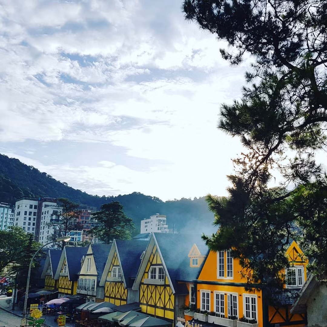 Quán Gió là một trong những quán cafe được check in nhiều nhất tại Tam Đảo. Bởi nó nằm ở trên cao cùng khung cảnh nên thơ hữu tình nên quán Gió được mệnh danh là quán cafe trên mây. Ảnh: Tổng hợp