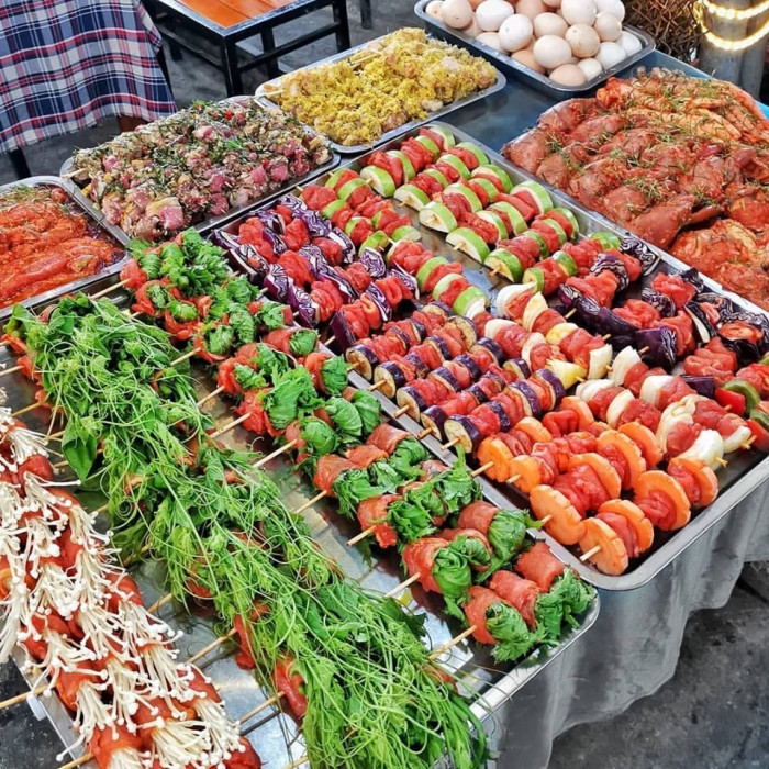 Nằm ngay gần quảng trường, chợ đem Tam Đảo khá đông đúc nhộn nhịp. Nếu là tín đồ của món nướng, thì đây chính xác là “thiên đường” dành cho bạn.