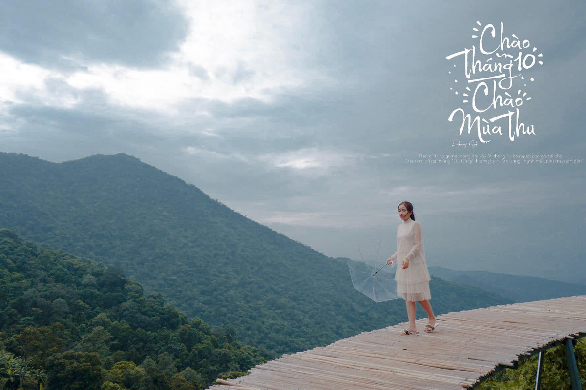 Đi trên cầu bạn sẽ có cảm giác như đang dạo bước trên mây, xung quanh là núi rừng bao la. Thời điểm đẹp nhất ở đây là vào khoảng cuối tháng 11 - đầu tháng 12, khi ấy hoa dã quỳ nở vàng rực cả một góc trời.