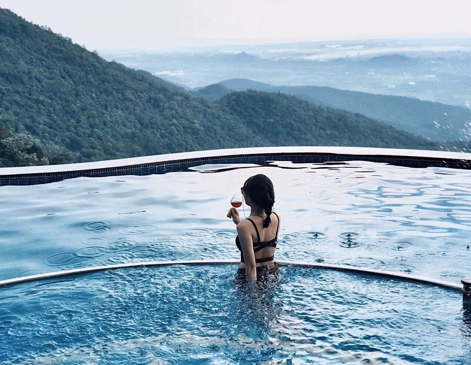 Belvedere là resort nổi tiếng bậc nhất Tam Đảo với rất nhiều bức ảnh check in của các bạn trẻ. Không chỉ là địa điểm hot mùa hè, vào mùa đông ngay cả khi không thể bơi được, Belvedere vẫn là địa điểm lý tưởng để có những bức ảnh check in mờ sương.