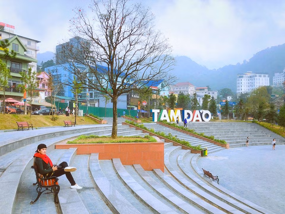 Với dòng chữ Tam Đảo nổi bật sắc màu cùng bậc thang đá và đài phun nước, quảng trường là nơi hầu như ai tới thị trấn trong sương này cũng lựa chọn check in.