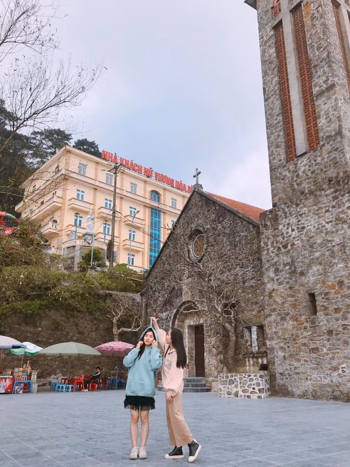 Một trong những địa điểm check in Tam Đảo khác là nhà thờ đá nằm ở ngay trung tâm thị trấn.