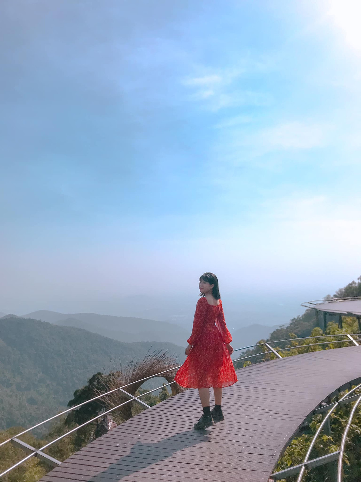 Cầu Mây có lẽ là địa điểm check in quen thuộc của mỗi du khách khi đến Tam Đảo. Cảnh sắc ở đây sẽ cho bạn những bức hình “triệu like”.