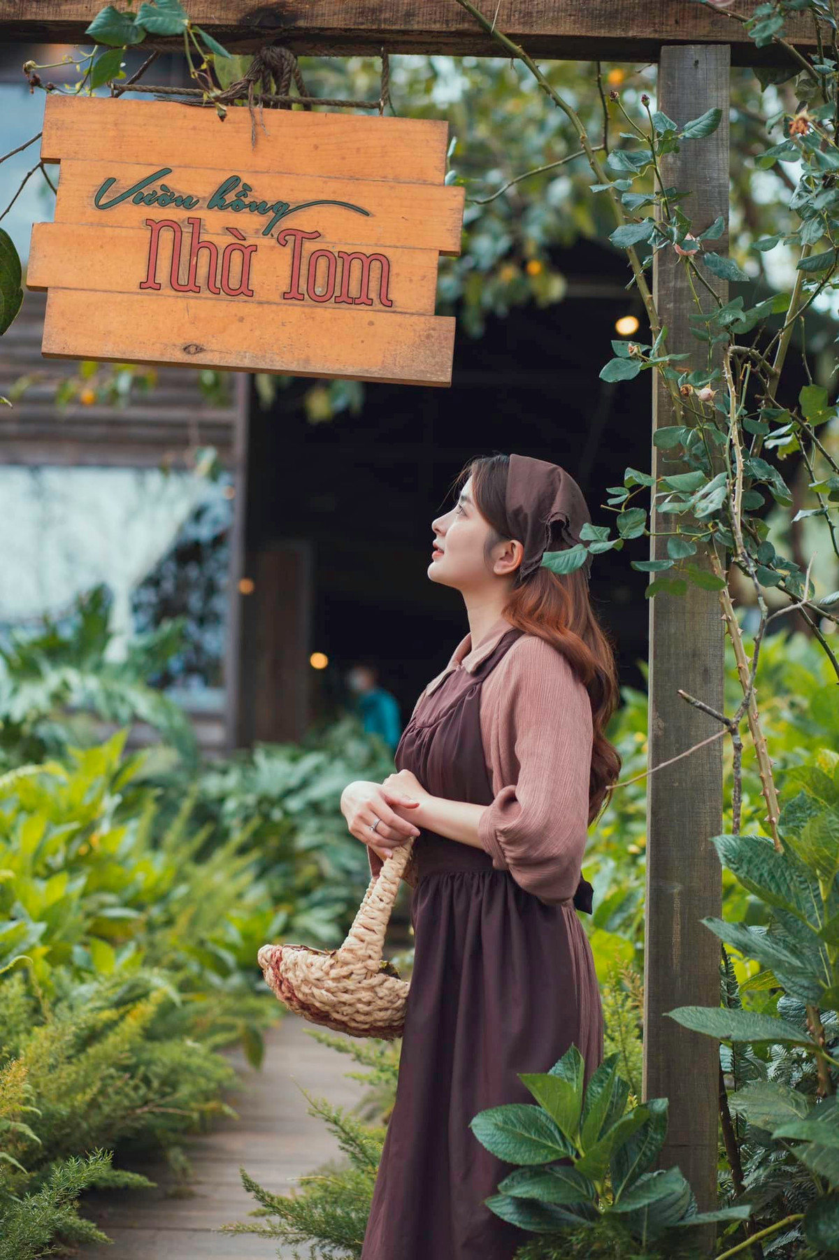 Vườn nằm ở ngoại thành, tách biệt phố thị ồn ào nên bình yên vô cùng, đường tới đây không quá khó khăn, di chuyển từ trung tâm thành phố theo hướng đồi chè Cầu Đất là sẽ tới vườn hồng. Ảnh: Bích Phương