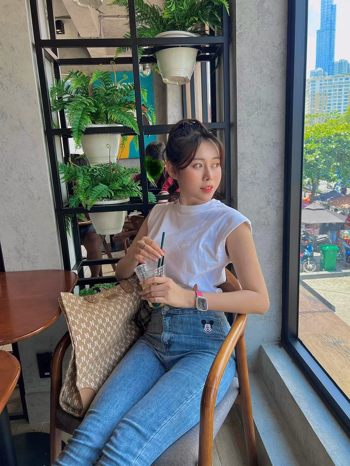 Bên cạnh đó, Việt Phương Thoa cũng tham gia các cuộc thi sắc đẹp và đạt được các giải thưởng cao. Ảnh: FBNV