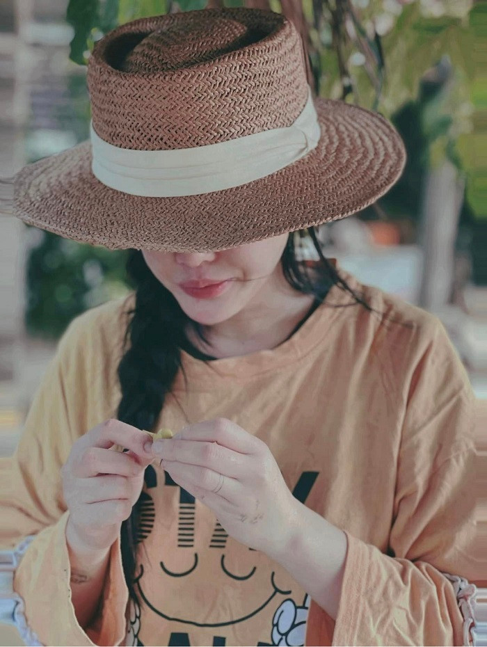 Trước đó, Anna Bắc Giang cũng đăng tải khoảnh khắc cô đi chăm sóc và thu hoạch ngô. Đồng thời cô nàng còn cho biết bản thân đang trong hành trình “21 ngày gieo mầm sự sống, tìm lại chính bản thân mình”.