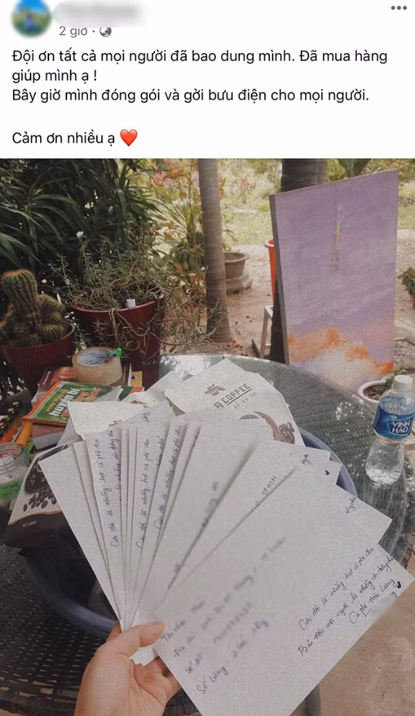 Mới đây V.A đã chia sẻ những đơn hàng đầu tiên của mình kèm dòng trạng thái: “Đội ơn tất cả mọi người đã bao dung mình. Đã mua hàng giúp mình ạ. Bây giờ mình đóng gói và gửi bưu điện cho mọi người. Cảm ơn nhiều ạ.”