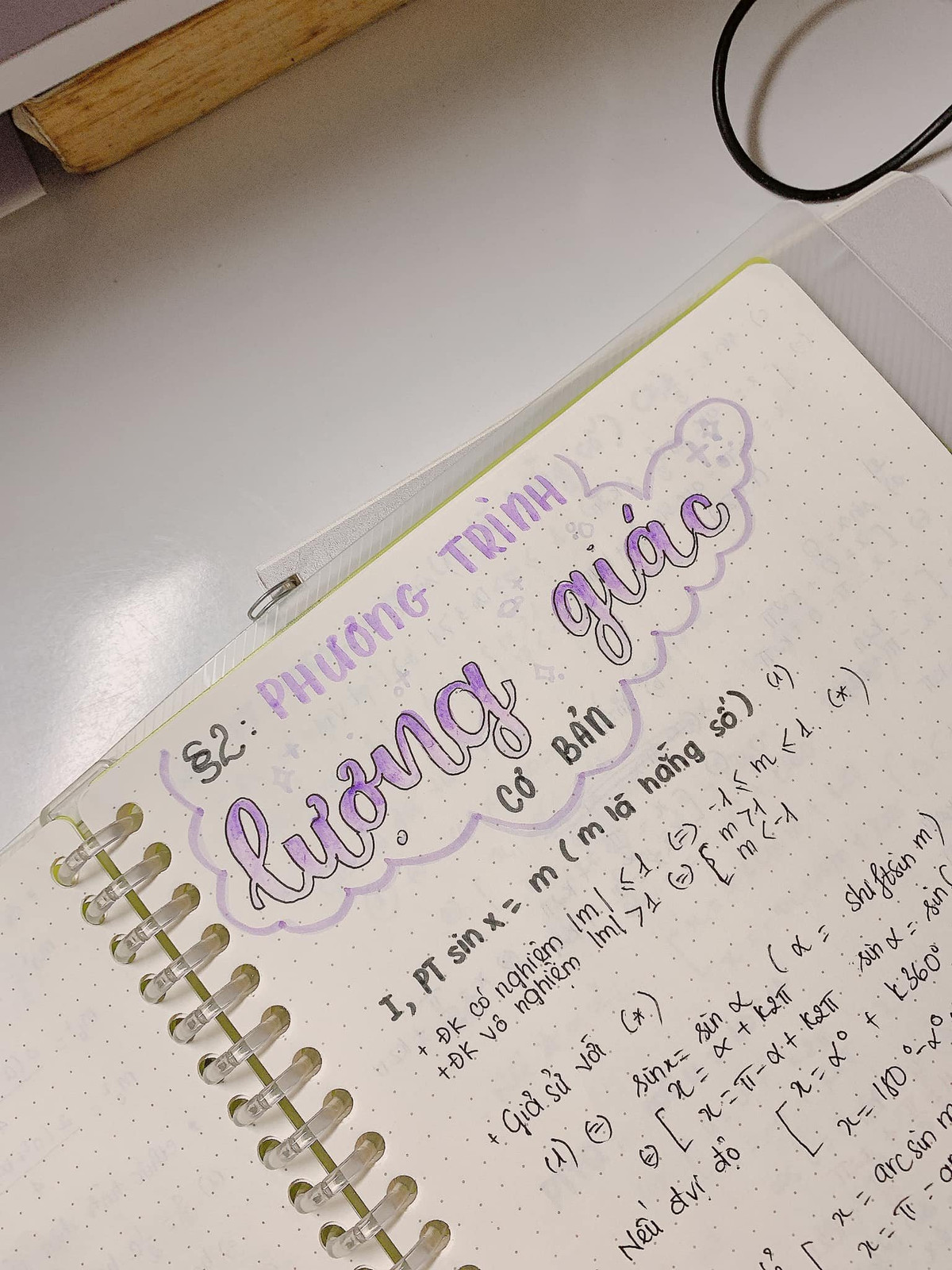 Thế nhưng sau khi ngắm những cuốn vở siêu đẹp mắt sau đây, chắc hẳn không ít người sẽ phải thay đổi hoàn toàn suy nghĩ về công việc này.