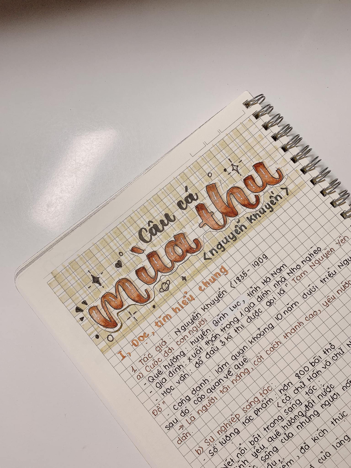 Hàng ngày đi học công việc quen thuộc nhất của học sinh là ghi chép bài vở. Đây là cơ sở dữ liệu để mỗi người có thể tự học và ôn bài sau khi nghe giảng.