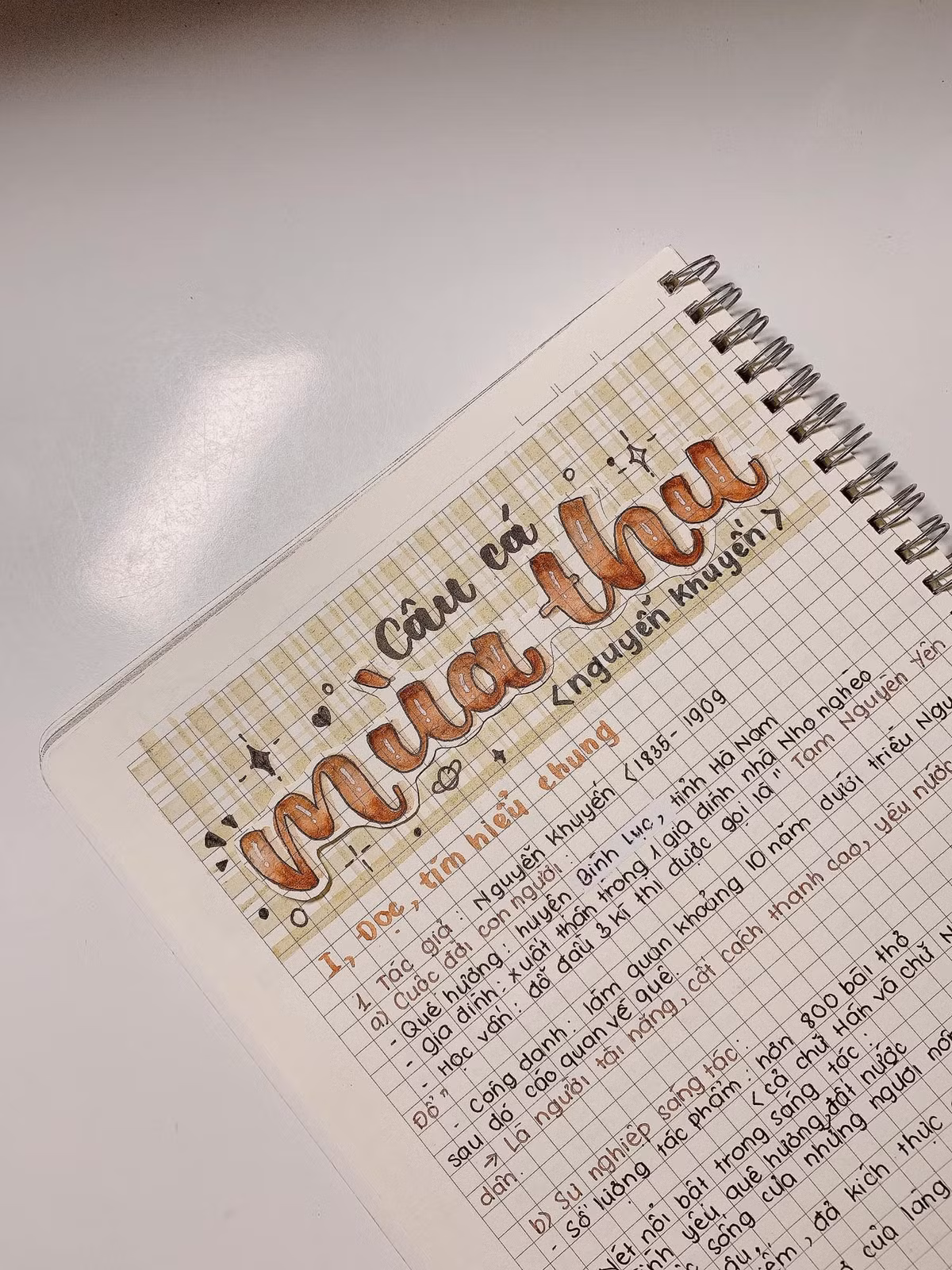 Hàng ngày đi học công việc quen thuộc nhất của học sinh là ghi chép bài vở. Đây là cơ sở dữ liệu để mỗi người có thể tự học và ôn bài sau khi nghe giảng.