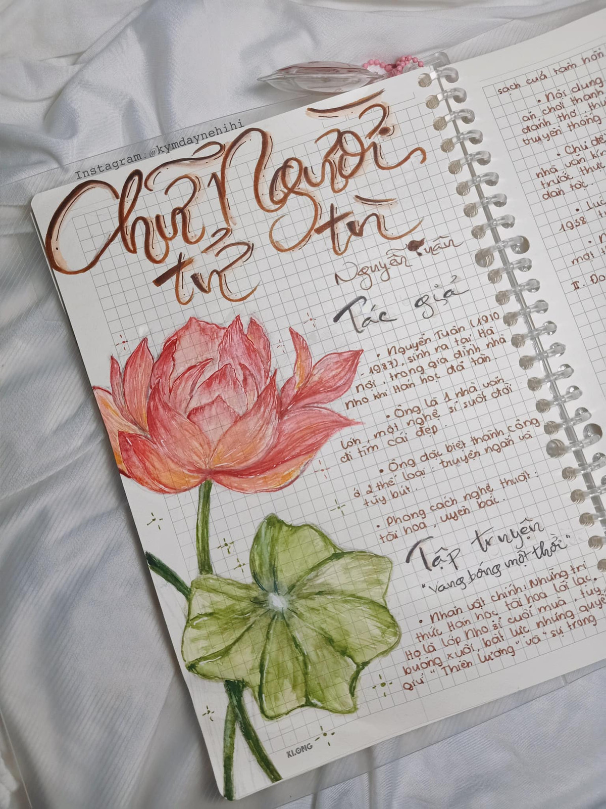 Không chỉ tô vẽ những tên tác phẩm mà họ còn trang trí những họa tiết xung quanh phù hợp với bối cảnh nội dung của tác phẩm.