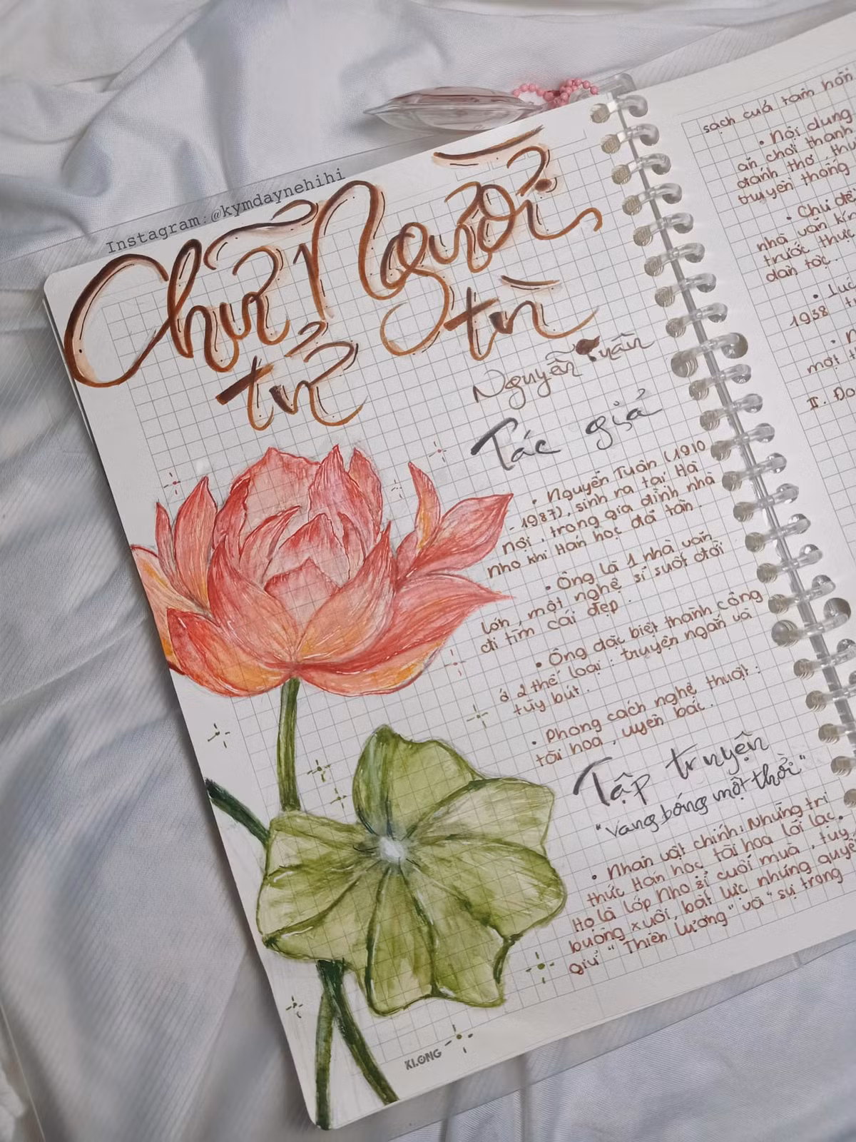 Không chỉ tô vẽ những tên tác phẩm mà họ còn trang trí những họa tiết xung quanh phù hợp với bối cảnh nội dung của tác phẩm.