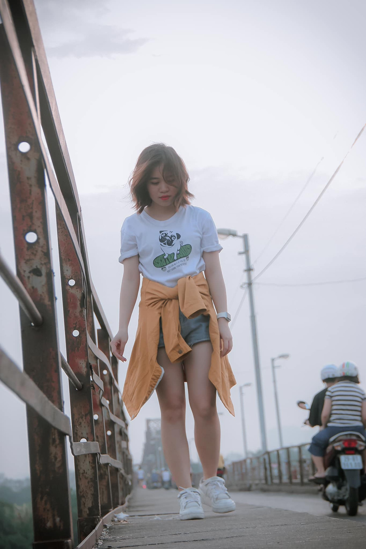 Nằm trong top những địa điểm check in tại Hà Nội, cầu Long Biên là một trong những địa điểm được các cặp đôi yêu thích nhất. Vào khoảnh khắc tiết trời se lạnh, bạn có thể lượn một vòng cầu Long Biên hay ghé vào những quán ven đường để thưởng thức ngô nướng, khoai nướng nóng hổi. Ảnh: Dung Hùng