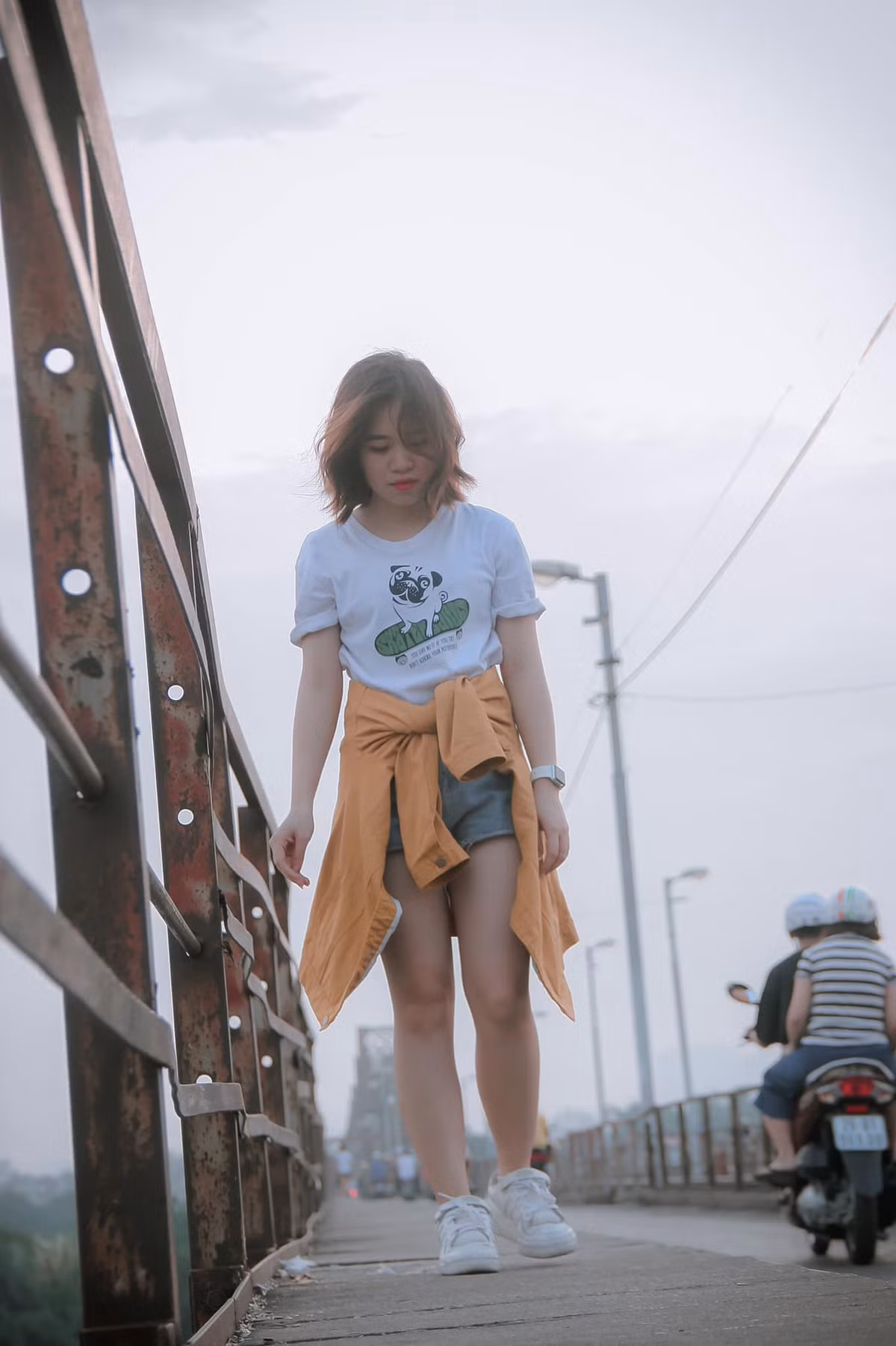 Nằm trong top những địa điểm check in tại Hà Nội, cầu Long Biên là một trong những địa điểm được các cặp đôi yêu thích nhất. Vào khoảnh khắc tiết trời se lạnh, bạn có thể lượn một vòng cầu Long Biên hay ghé vào những quán ven đường để thưởng thức ngô nướng, khoai nướng nóng hổi. Ảnh: Dung Hùng