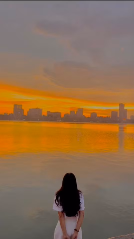 Nằm trong lòng Hà Nội, hồ Tây là một điểm nổi tiếng mà ai khi tới thành phố cũng phải ghé thăm một lần. Đặc biệt vào mua thu, hồ Tây trở thành địa điểm sống ảo hiếm có được nhiều bạn trẻ ghé đến. Ảnh: Thi Gia Thao Nguyen