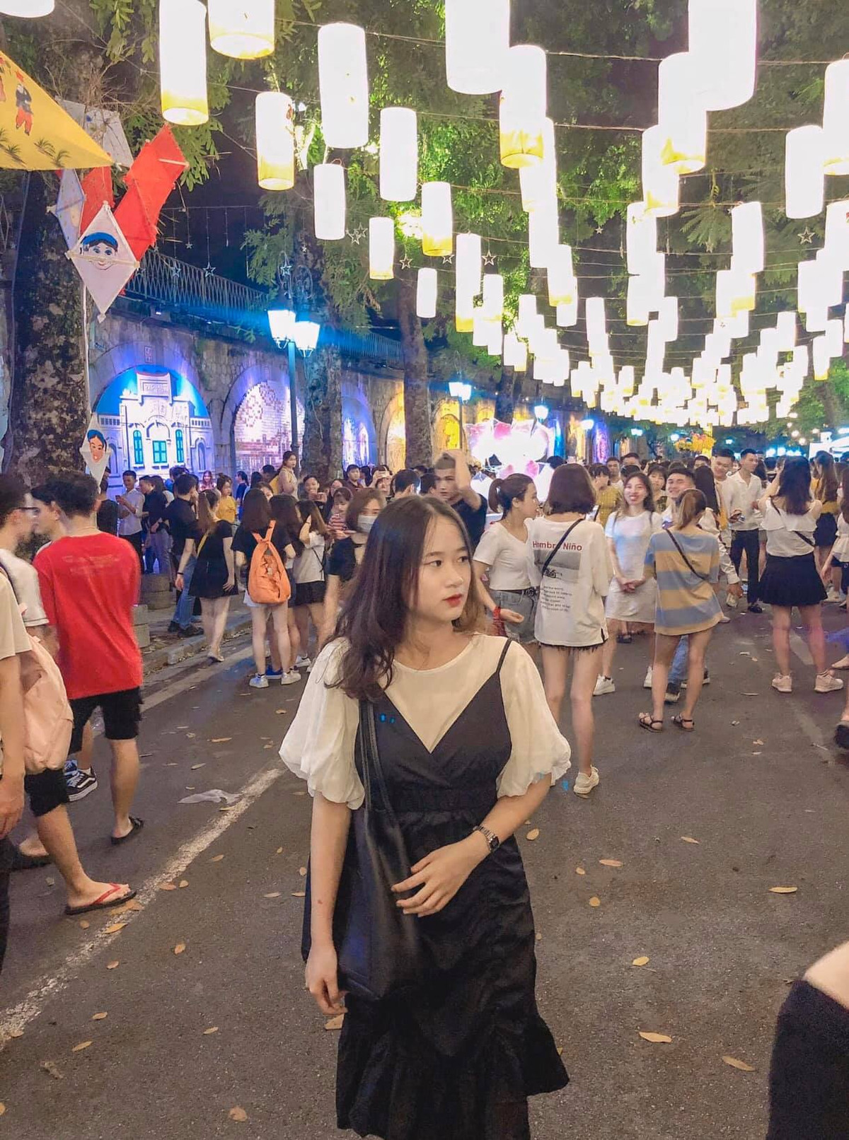 Đến với phố bích họa Phùng Hưng, bạn sẽ được thưởng thức những tác phẩm mang thông điệp về Thủ đô Hà Nội. Đây sẽ là một địa điểm tuyệt vời cho bạn sống ảo. Ảnh: Phùng Thanh Hà