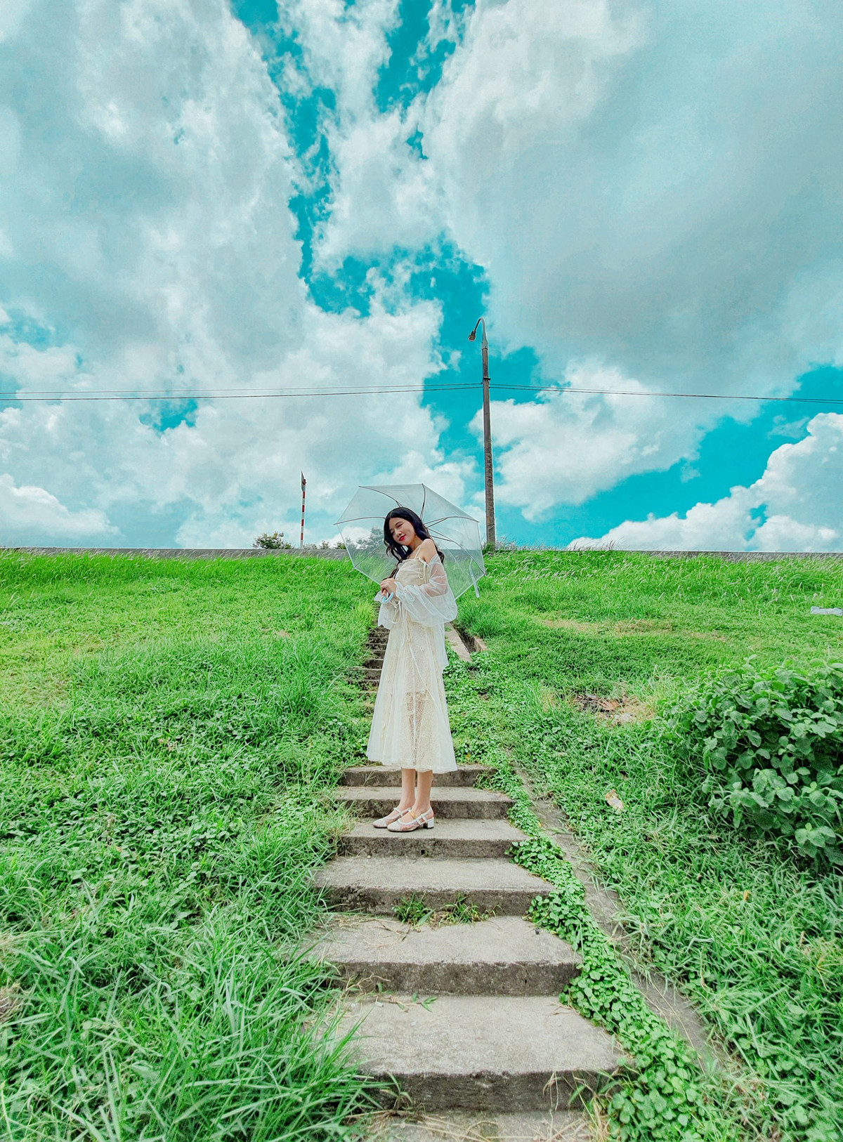 Triền cỏ xanh mướt, bao la tại đê cỏ lau Ngọc Thụy Hà Nội đang khiến giới trẻ 'phát sốt' vì cảnh tượng ở đây giống hệt những phân cảnh trong các bộ phim truyền hình Nhật Bản nổi tiếng. Đây cũng là tọa độ được cộng đồng du lịch Hà Nội bàn tán sôi nổi trong thời gian gần đây. Ảnh: Mai Sally