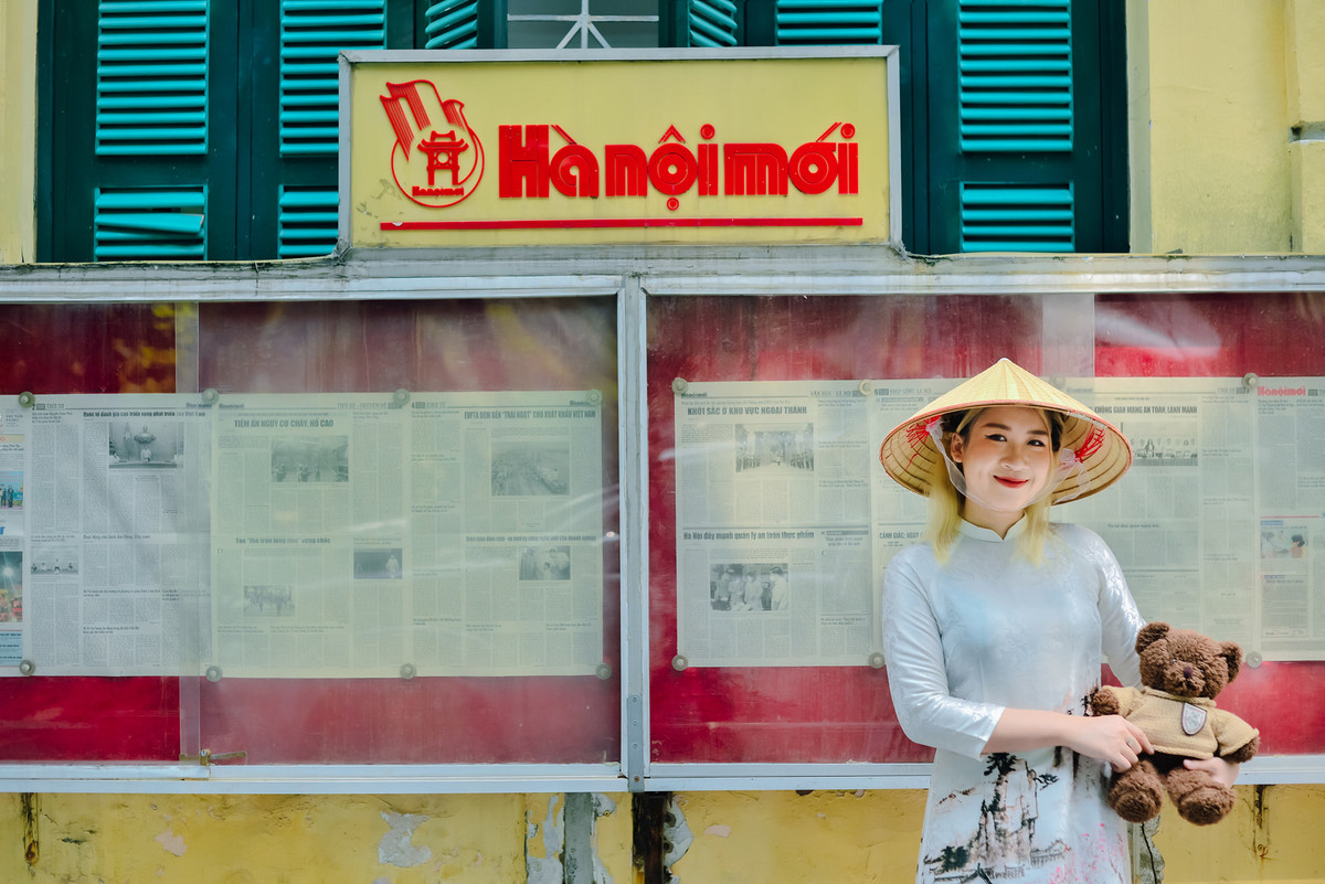 Cổng tòa soạn báo Hà Nội Mới có thể nói là địa điểm check in tại Hà Nội được nhiều bạn trẻ lui tới. Chỉ là một góc tường vàng của ngôi nhà cổ với cánh cửa sổ xanh cùng một tấm bảng hiệu để dán những tờ báo, decor cực đơn giản nhưng nơi đây đã cho ra đời nhiều bức ảnh sống ảo tuyệt đẹp. Ảnh: Tú Phạm